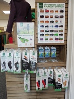 regály na prodej modních doplňků od JPL